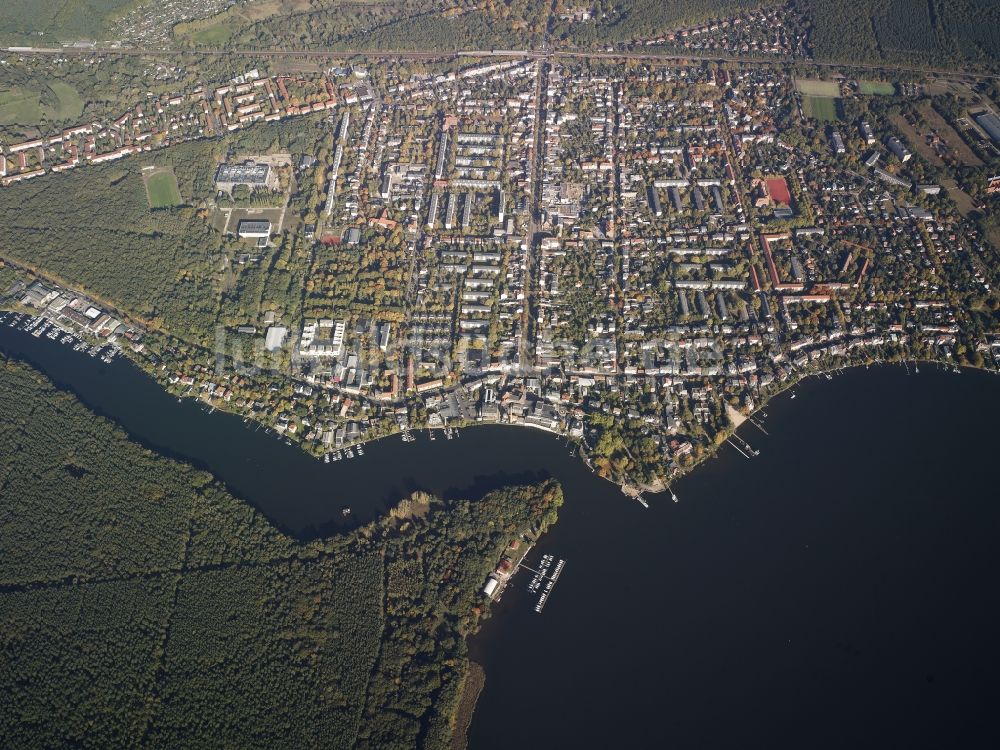 Luftaufnahme Berlin - Stadtansicht vom Innenstadtbereich am Flussverlauf der Müggelspree mit der Mündung in den Großen Müggelsee in Berlin