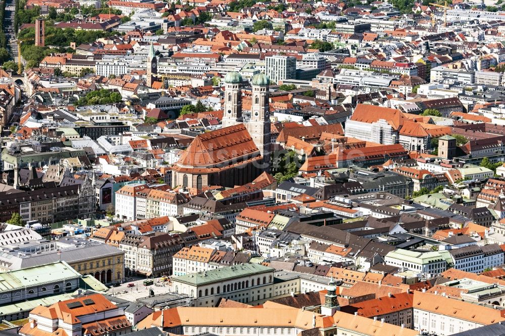 München aus der Vogelperspektive: Stadtansicht vom Innenstadtbereich an der Frauenkirche in München im Bundesland Bayern, Deutschland