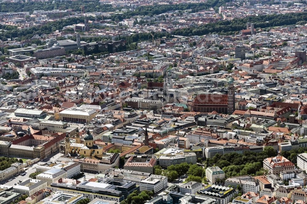 München aus der Vogelperspektive: Stadtansicht vom Innenstadtbereich an der Frauenkirche in München im Bundesland Bayern, Deutschland