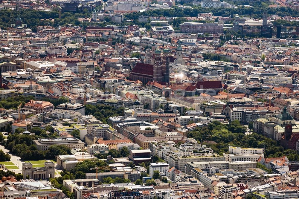 Luftaufnahme München - Stadtansicht vom Innenstadtbereich an der Frauenkirche in München im Bundesland Bayern, Deutschland