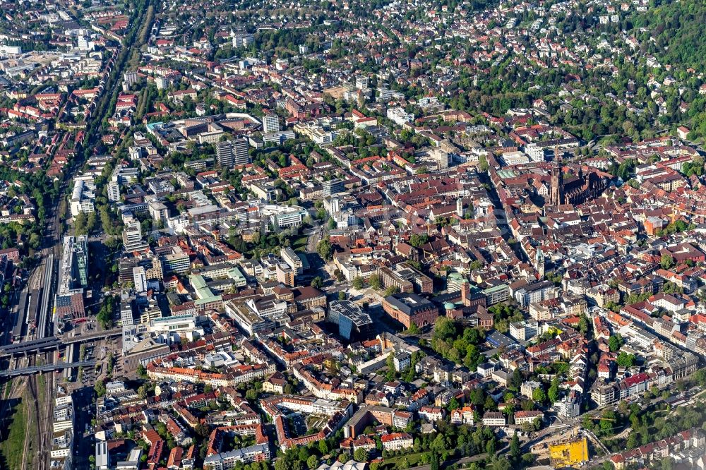 Luftbild Freiburg im Breisgau - Stadtansicht vom Innenstadtbereich in Freiburg im Breisgau im Bundesland Baden-Württemberg