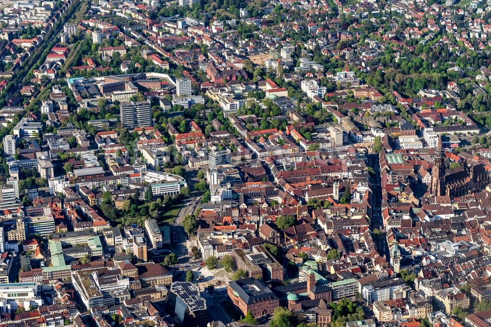 Luftaufnahme Freiburg im Breisgau - Stadtansicht vom Innenstadtbereich in Freiburg im Breisgau im Bundesland Baden-Württemberg