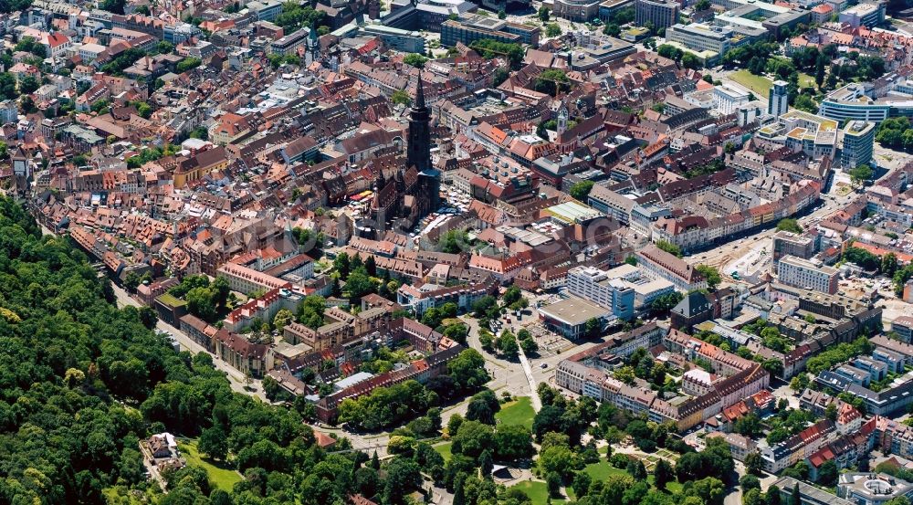 Freiburg im Breisgau von oben - Stadtansicht vom Innenstadtbereich in Freiburg im Breisgau im Bundesland Baden-Württemberg, Deutschland