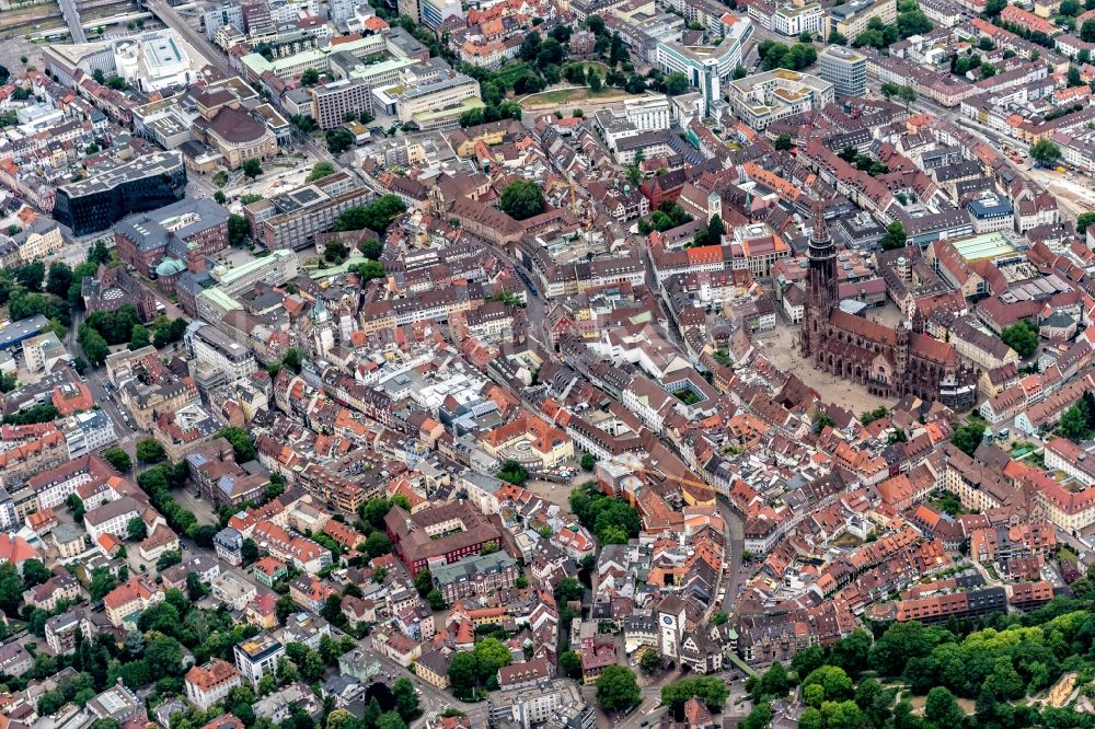 Luftaufnahme Freiburg im Breisgau - Stadtansicht vom Innenstadtbereich in Freiburg im Breisgau im Bundesland Baden-Württemberg, Deutschland