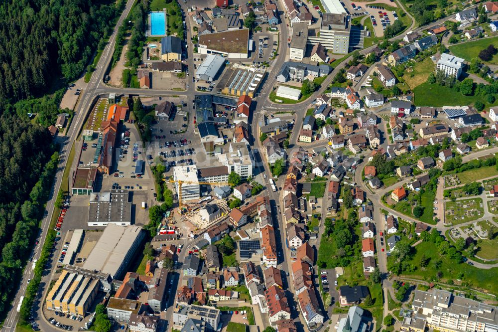 Furtwangen im Schwarzwald aus der Vogelperspektive: Stadtansicht vom Innenstadtbereich in Furtwangen im Schwarzwald im Bundesland Baden-Württemberg, Deutschland