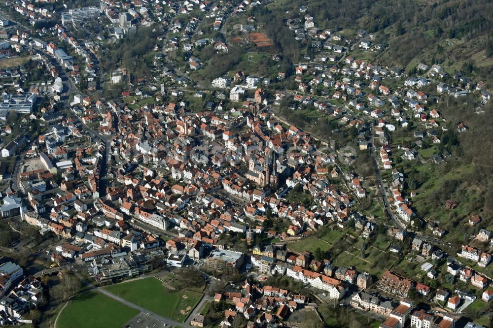 Gelnhausen aus der Vogelperspektive: Stadtansicht vom Innenstadtbereich in Gelnhausen im Bundesland Hessen