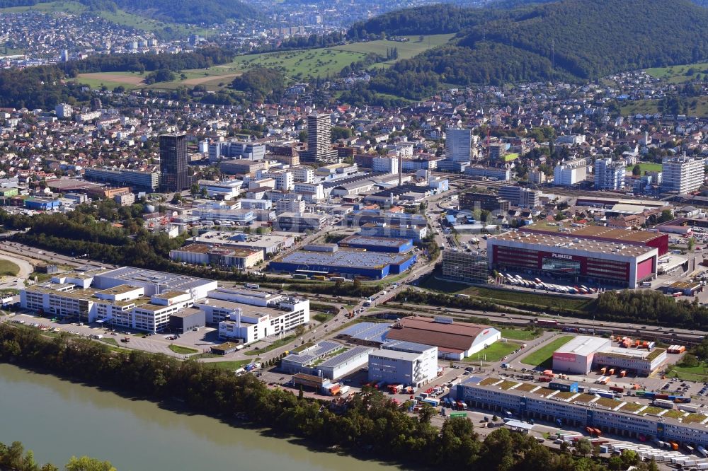 Pratteln aus der Vogelperspektive: Stadtansicht vom Innenstadtbereich und Gewerbegebiet in Pratteln im Kanton Basel-Landschaft, Schweiz