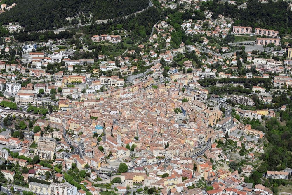 Grasse aus der Vogelperspektive: Stadtansicht vom Innenstadtbereich in Grasse in Provence-Alpes-Cote d'Azur, Frankreich