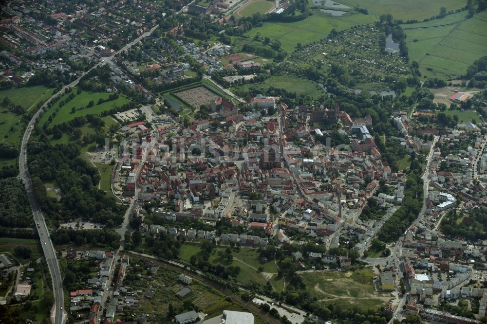 Luftaufnahme Güstrow - Stadtansicht vom Innenstadtbereich in Güstrow im Bundesland Mecklenburg-Vorpommern