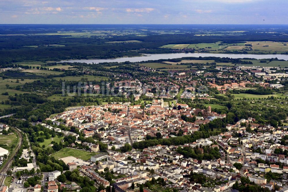 Luftaufnahme Güstrow - Stadtansicht vom Innenstadtbereich in Güstrow im Bundesland Mecklenburg-Vorpommern