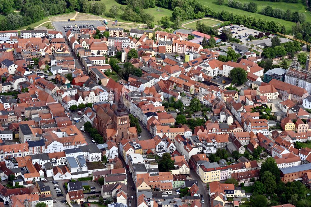 Güstrow von oben - Stadtansicht vom Innenstadtbereich in Güstrow im Bundesland Mecklenburg-Vorpommern