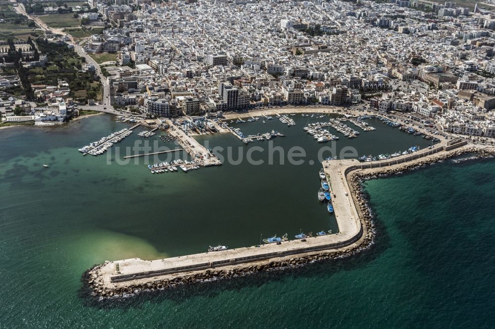 Mola di Bari aus der Vogelperspektive: Stadtansicht vom Innenstadtbereich und Hafen in Mola di Bari in Italien