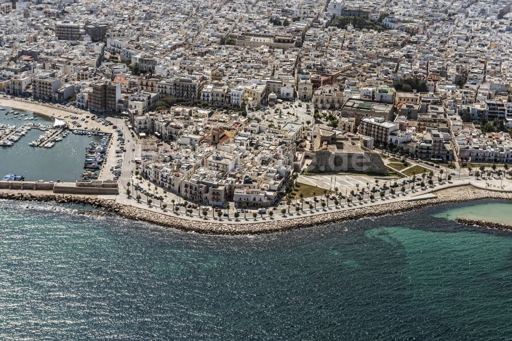 Luftbild Mola di Bari - Stadtansicht vom Innenstadtbereich und Hafen in Mola di Bari in Italien