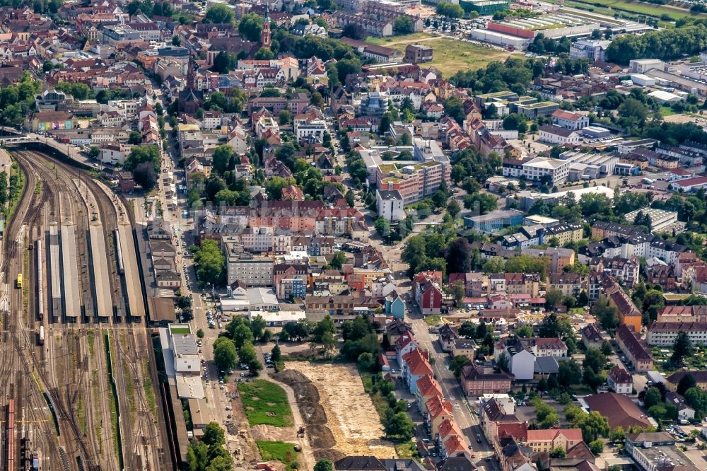 Offenburg von oben - Stadtansicht vom Innenstadtbereich am Hauptbahnhof in Offenburg im Bundesland Baden-Württemberg, Deutschland