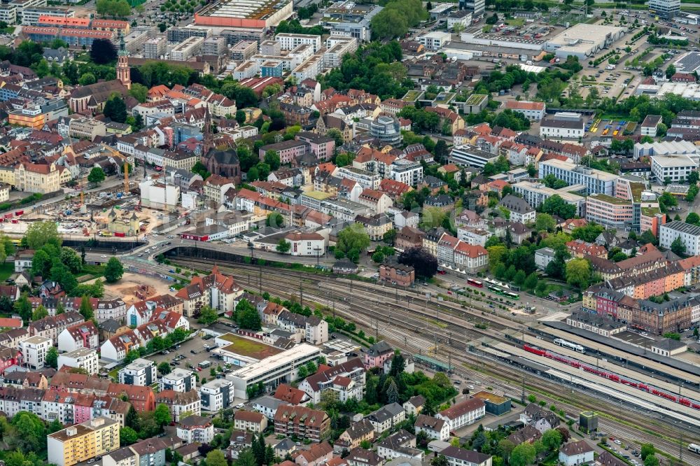 Offenburg von oben - Stadtansicht vom Innenstadtbereich am Hauptbahnhof in Offenburg im Bundesland Baden-Württemberg, Deutschland