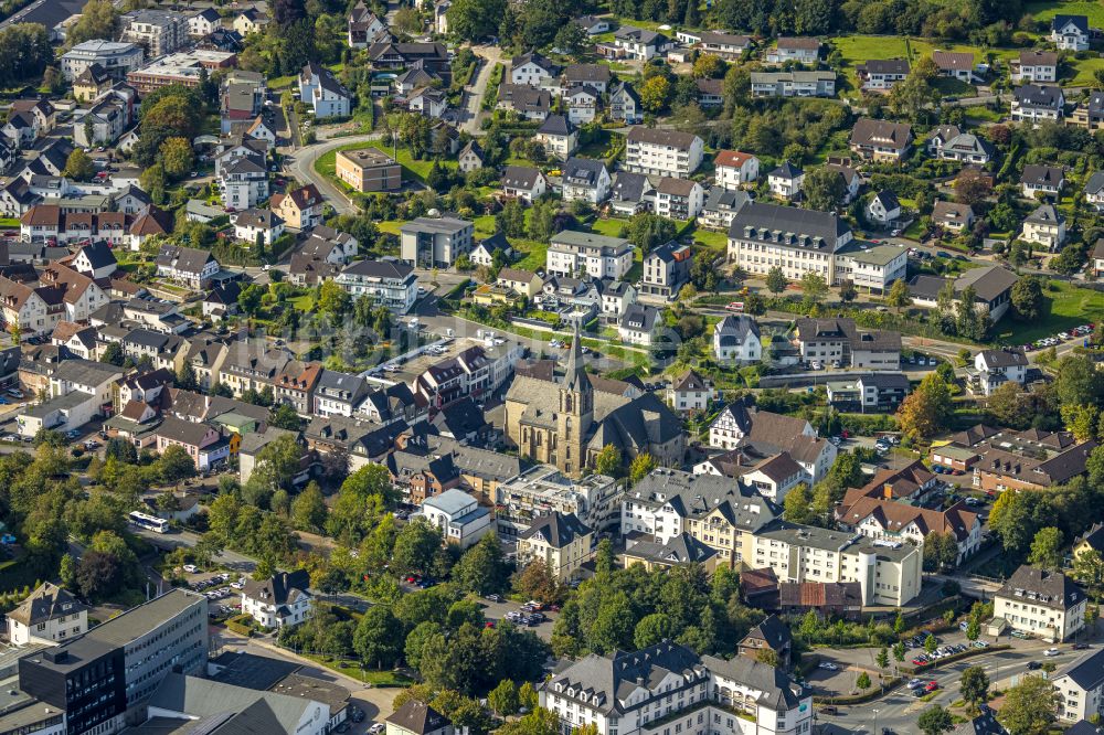 Sundern (Sauerland) von oben - Stadtansicht vom Innenstadtbereich an der Hauptstraße in Sundern (Sauerland) im Bundesland Nordrhein-Westfalen, Deutschland