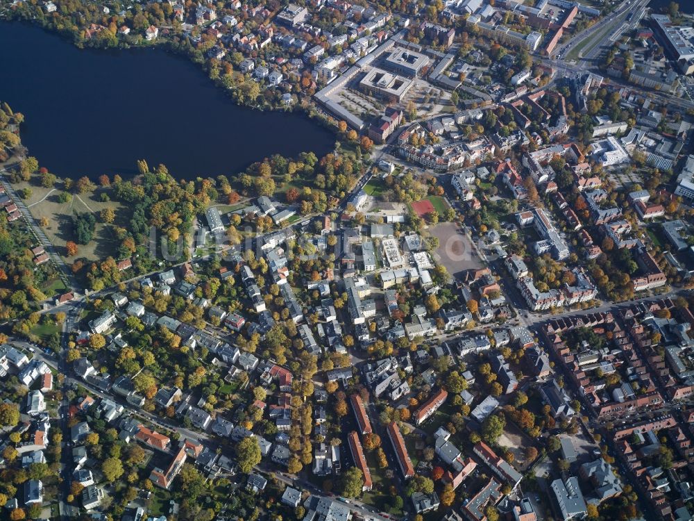 Potsdam von oben - Stadtansicht vom Innenstadtbereich am Heiligen See an der Kreuzung Am neuen Graten und Kurfürstenstraße in Potsdam im Bundesland Brandenburg. Mit im Bild ist das Arbeitsgericht Potsdam