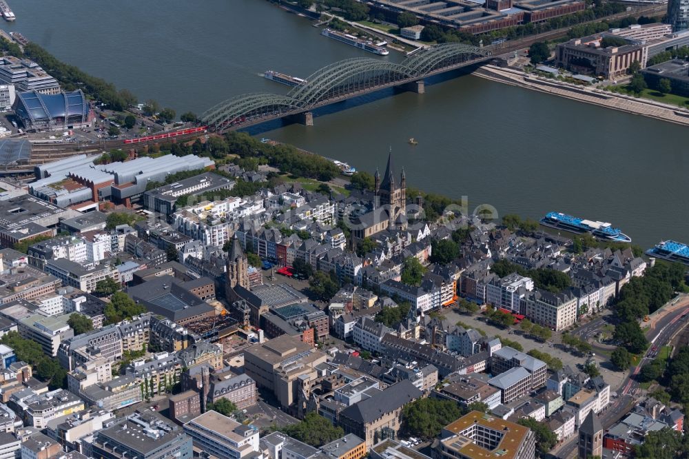 Köln von oben - Stadtansicht vom Innenstadtbereich mit Heumarkt, Rhein und Hohenzollernbrücke in Köln im Bundesland Nordrhein-Westfalen, Deutschland