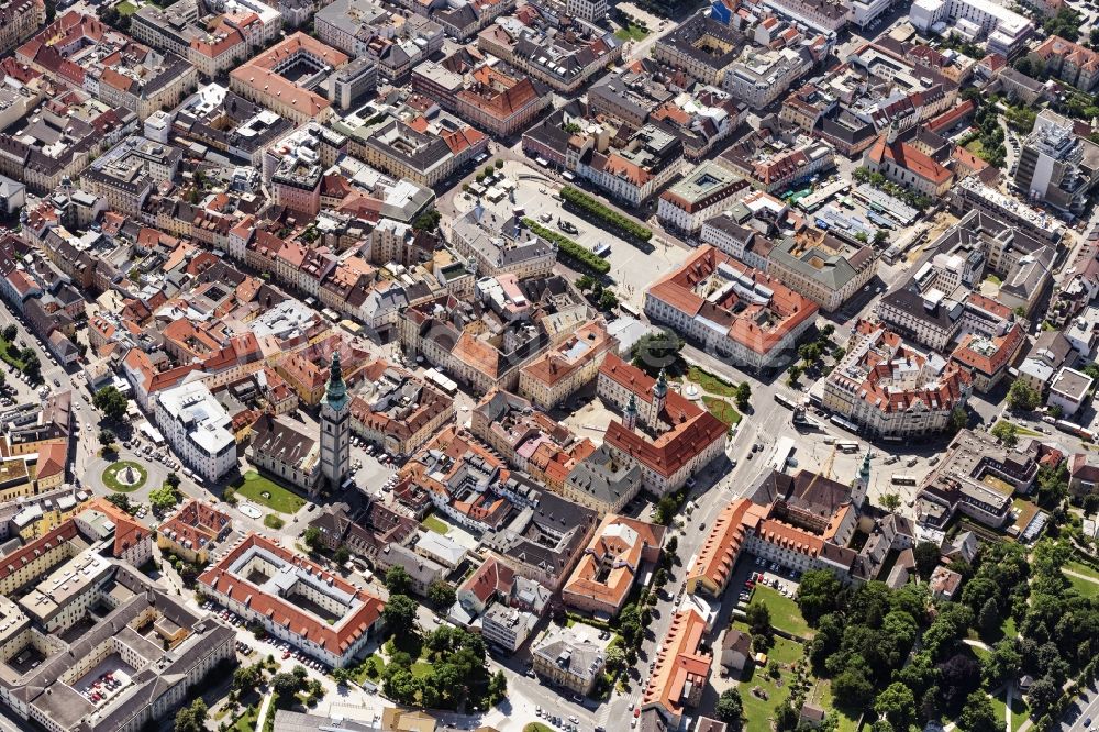 Luftbild Klagenfurt - Stadtansicht vom Innenstadtbereich mit dem Heuplatz und dem Lindwurmbrunnen am Neuer Platz in Klagenfurt in Kärnten, Österreich