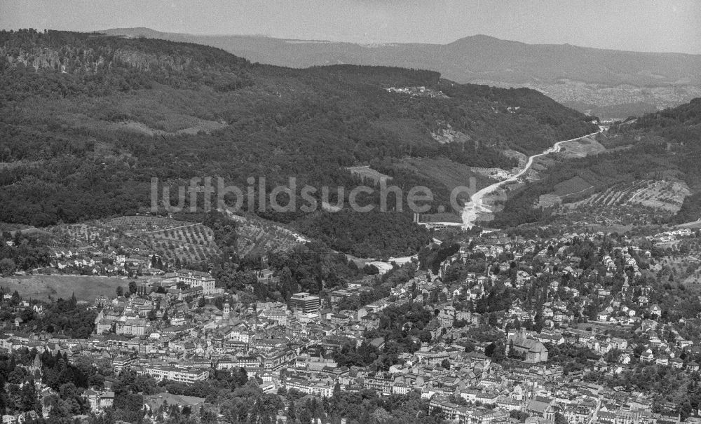 Baden-Baden von oben - Stadtansicht vom Innenstadtbereich mit historischen gebäuden in Baden-Baden im Bundesland Baden-Württemberg, Deutschland