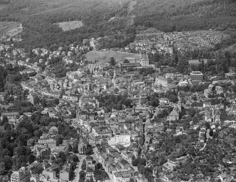 Baden-Baden aus der Vogelperspektive: Stadtansicht vom Innenstadtbereich mit historischen gebäuden in Baden-Baden im Bundesland Baden-Württemberg, Deutschland