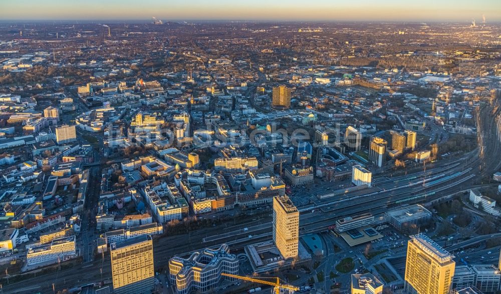 Luftbild Essen - Stadtansicht vom Innenstadtbereich mit Hochhäusern am Hauptbahnhof Essen in Essen im Bundesland Nordrhein-Westfalen, Deutschland