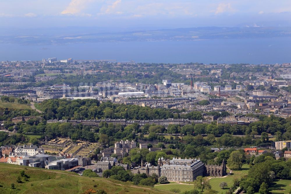 Edinburgh aus der Vogelperspektive: Stadtansicht vom Innenstadtbereich und Holyrood Gebiet in Edinburgh in Schottland, Vereinigtes Königreich