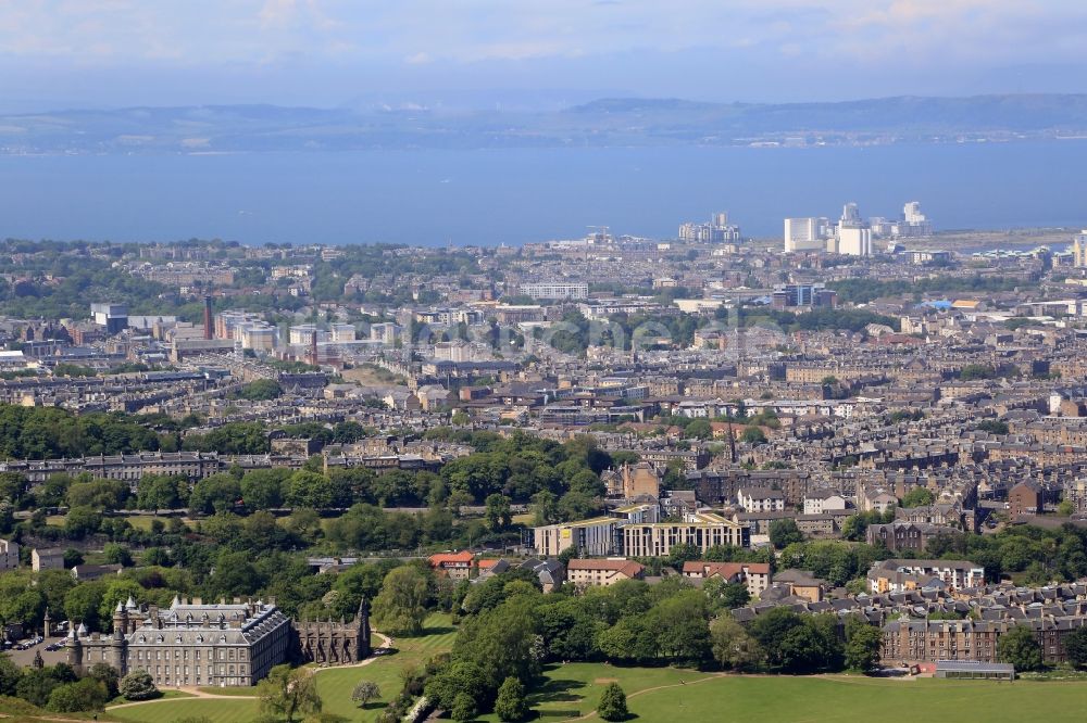 Luftaufnahme Edinburgh - Stadtansicht vom Innenstadtbereich und Holyrood Gebiet in Edinburgh in Schottland, Vereinigtes Königreich