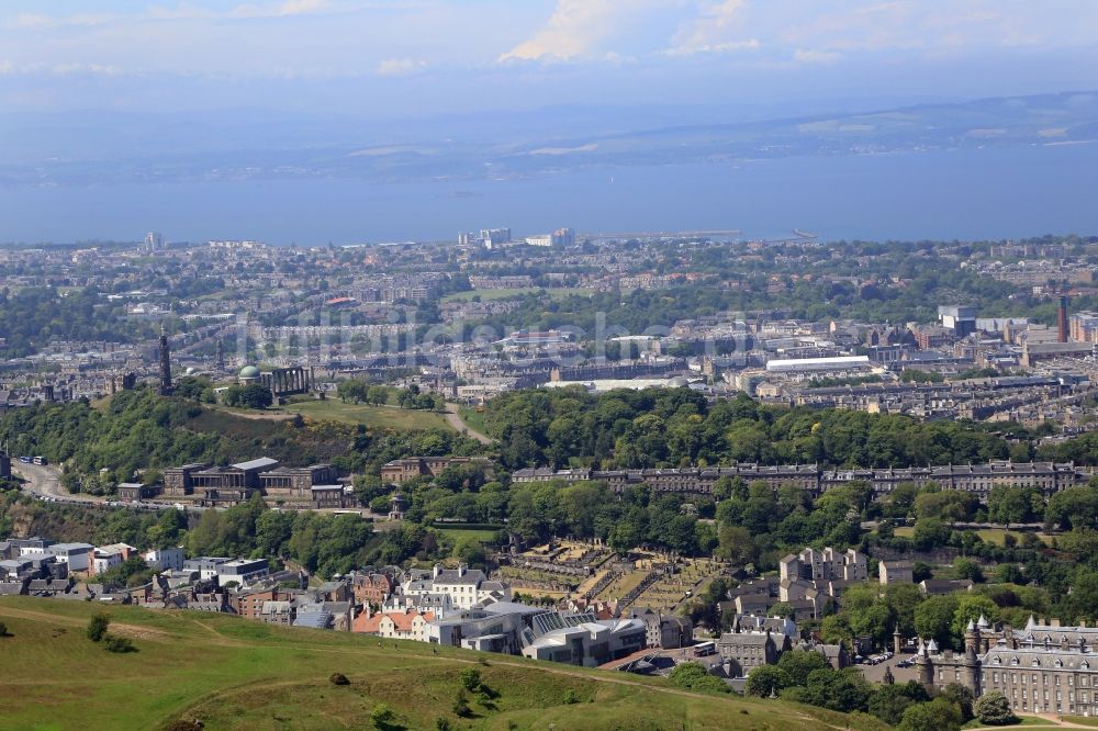 Edinburgh aus der Vogelperspektive: Stadtansicht vom Innenstadtbereich und Holyrood Gebiet in Edinburgh in Schottland, Vereinigtes Königreich