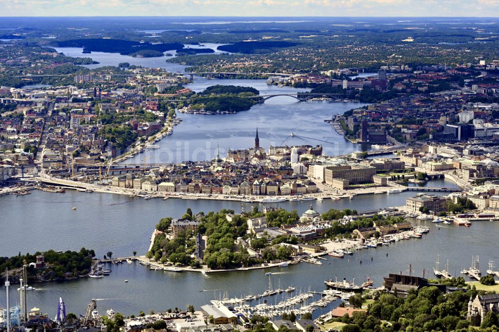 Luftaufnahme Stockholm - Stadtansicht vom Innenstadtbereich mit den Inseln Stadsholmen und Skeppsholmen in Stockholm in Stockholms län, Schweden