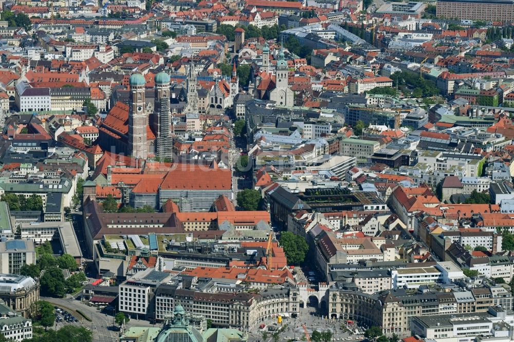 München von oben - Stadtansicht vom Innenstadtbereich am Karlsplatz - Neuhauser Straße in München im Bundesland Bayern, Deutschland