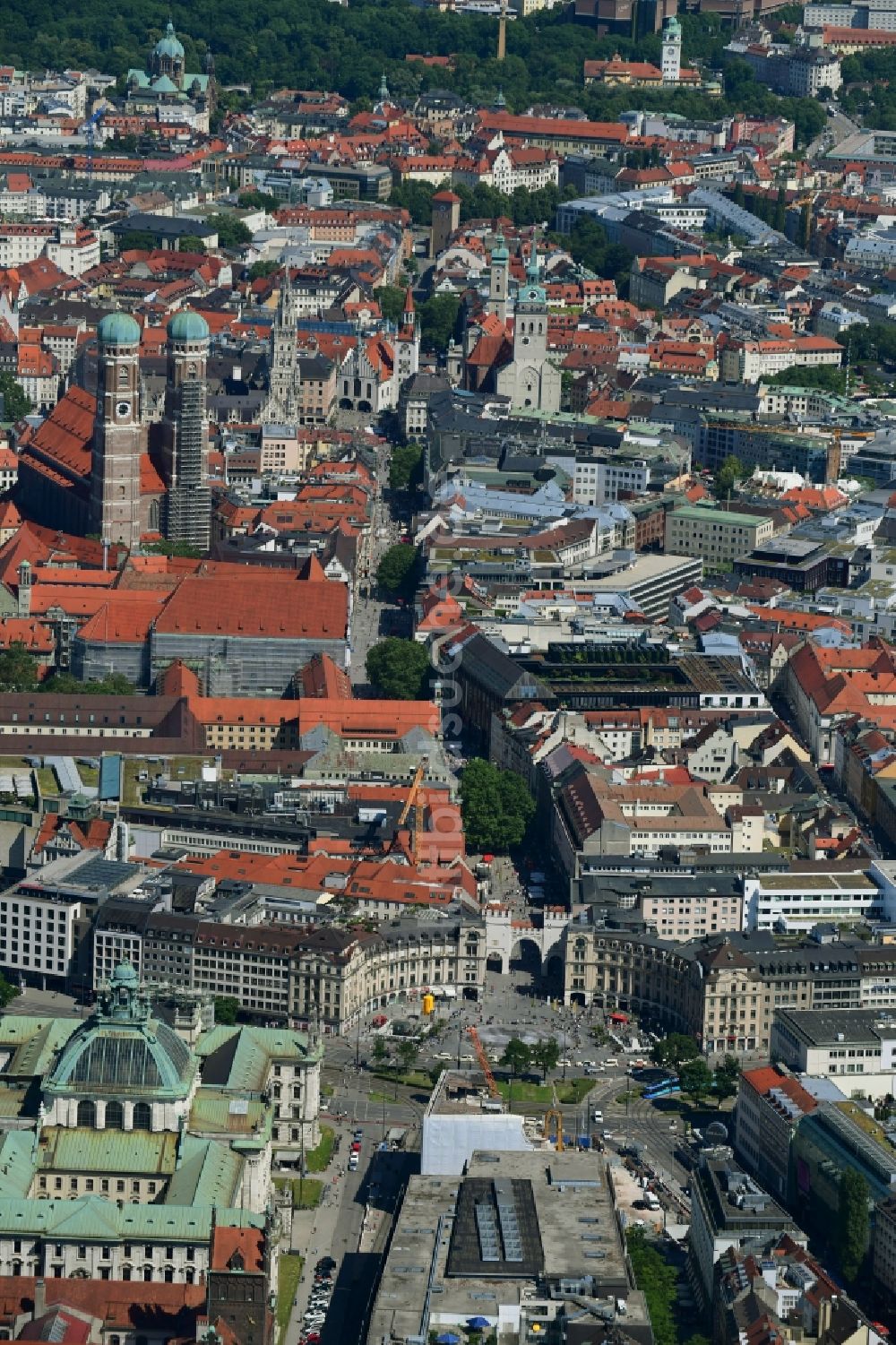 München aus der Vogelperspektive: Stadtansicht vom Innenstadtbereich am Karlsplatz - Neuhauser Straße in München im Bundesland Bayern, Deutschland