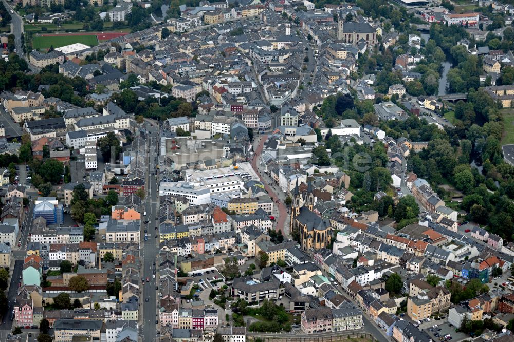 Hof von oben - Stadtansicht vom Innenstadtbereich mit der Kirche St. Marien in Hof im Bundesland Bayern, Deutschland