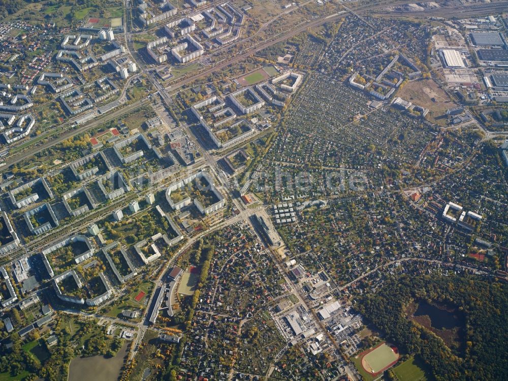 Luftbild Berlin - Stadtansicht vom Innenstadtbereich an der Kreuzung Darßerstraße und Hansastraße mit der Neubausiedlung am S-Bahnhof Berlin-Hohenschönhausen in Berlin