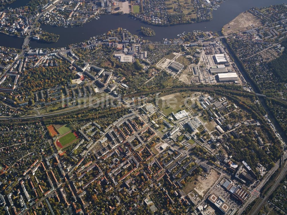 Luftbild Berlin - Stadtansicht vom Innenstadtbereich an der Kreuzung von Glienicker Straße und Spindlersfelder Straße in Berlin