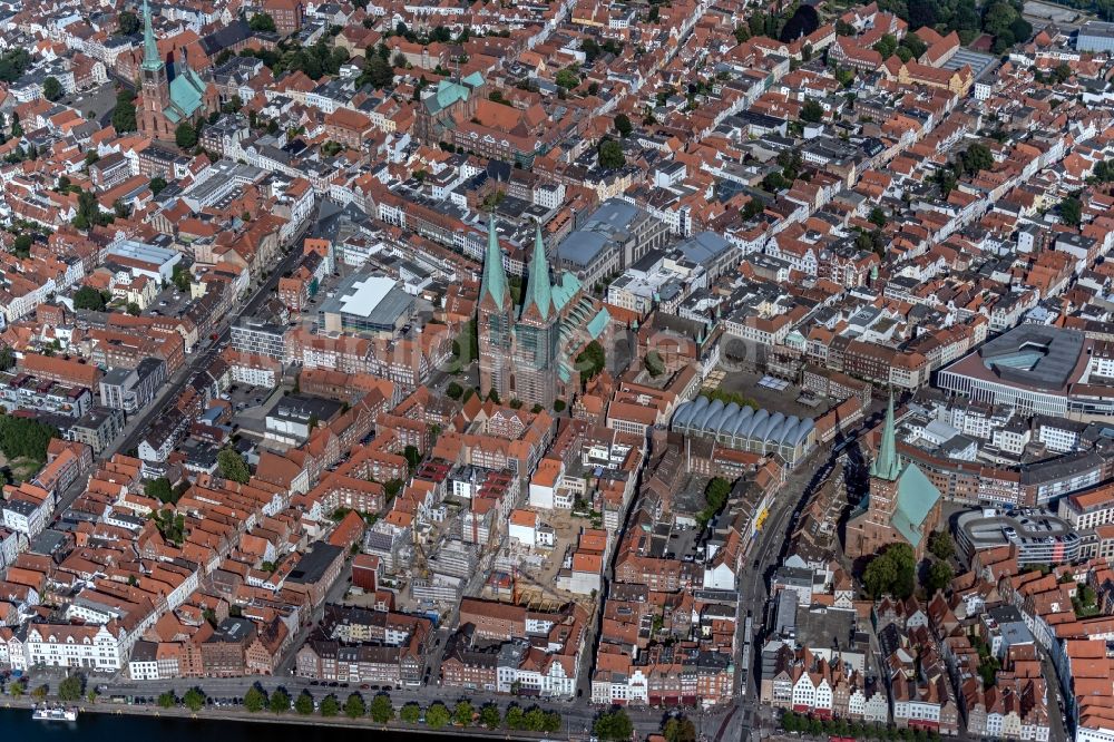 Lübeck von oben - Stadtansicht vom Innenstadtbereich mit Marienkirche im Altstadt- Zentrum in Lübeck im Bundesland Schleswig-Holstein, Deutschland