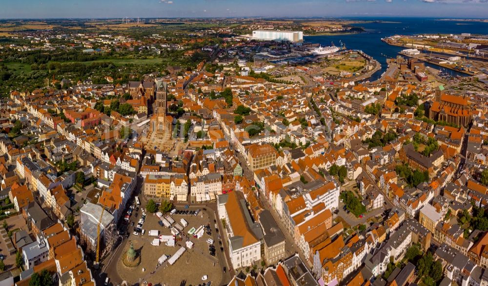 Luftbild Wismar - Stadtansicht vom Innenstadtbereich mit Marktplatz in Wismar im Bundesland Mecklenburg-Vorpommern, Deutschland