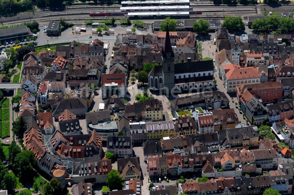 Radolfzell am Bodensee aus der Vogelperspektive: Stadtansicht vom Innenstadtbereich mit dem Münster Unserer lieben Frau in Radolfzell am Bodensee im Bundesland Baden-Württemberg, Deutschland