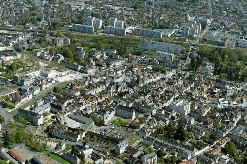 Montargis aus der Vogelperspektive: Stadtansicht vom Innenstadtbereich in Montargis in Centre-Val de Loire, Frankreich