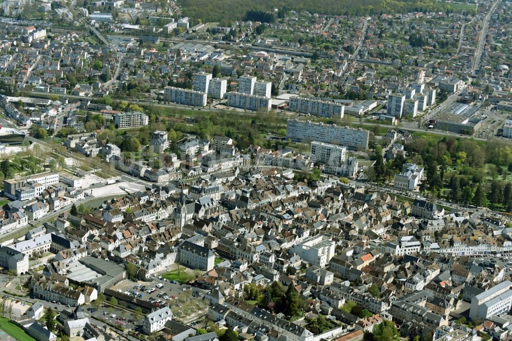 Montargis von oben - Stadtansicht vom Innenstadtbereich in Montargis in Centre-Val de Loire, Frankreich