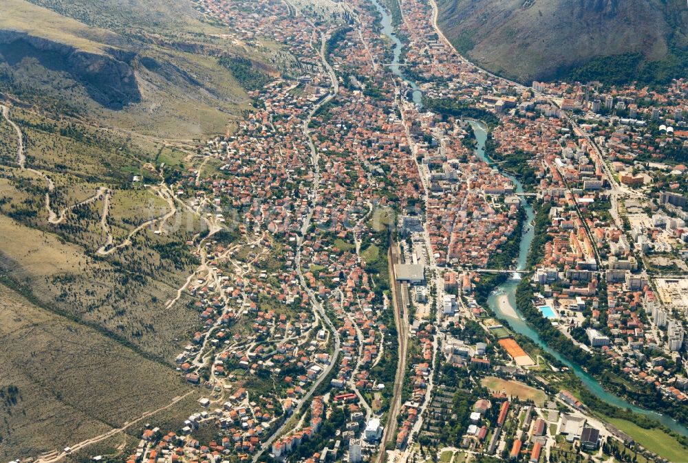 Mostar von oben - Stadtansicht vom Innenstadtbereich in Mostar in Bosnien und Herzegowina