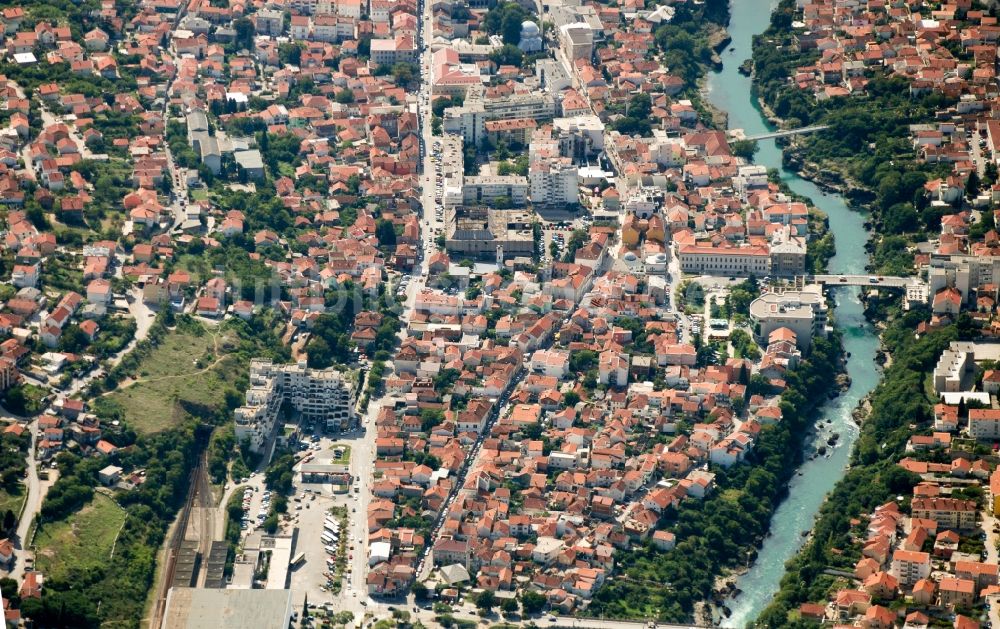 Mostar aus der Vogelperspektive: Stadtansicht vom Innenstadtbereich in Mostar in Bosnien und Herzegowina