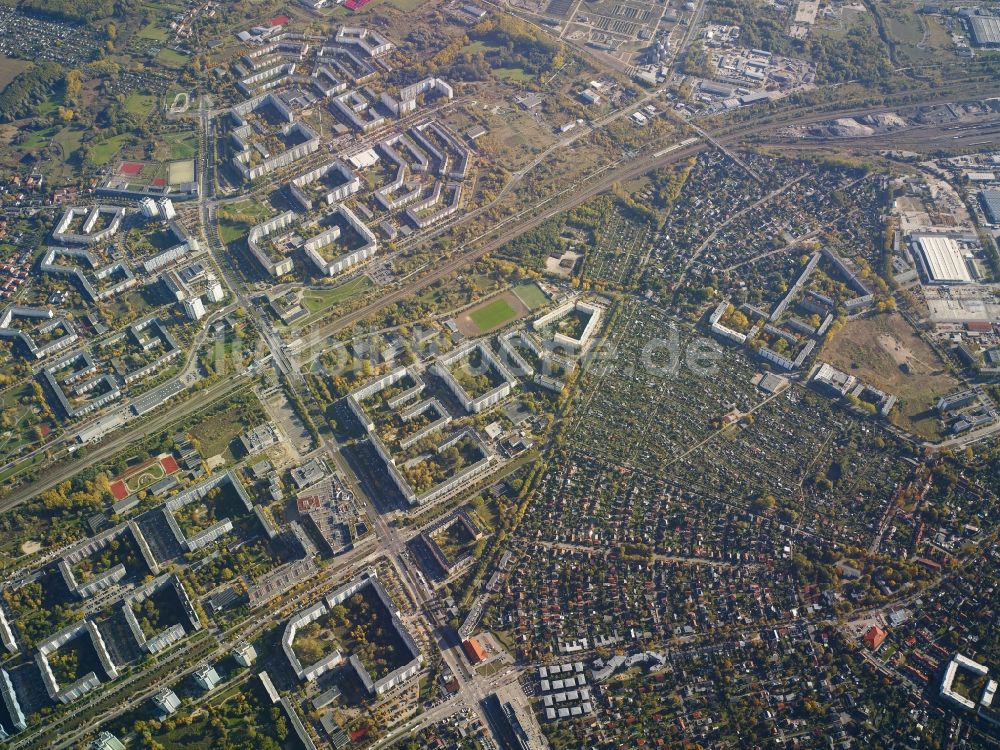 Berlin aus der Vogelperspektive: Stadtansicht vom Innenstadtbereich an der Neubausiedlung am S-Bahnhof Berlin-Hohenschönhausen in Berlin