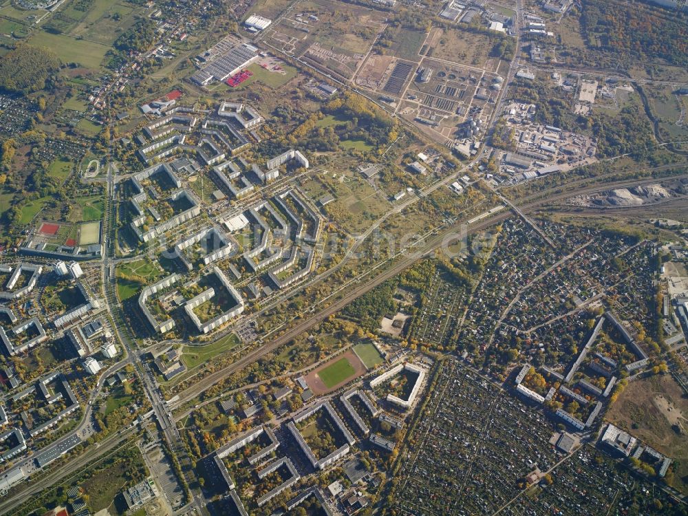 Luftbild Berlin - Stadtansicht vom Innenstadtbereich an der Neubausiedlung am S-Bahnhof Berlin-Hohenschönhausen in Berlin