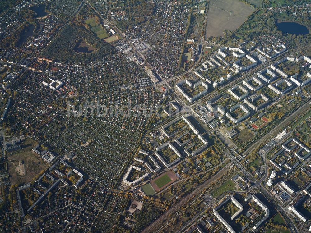 Luftbild Berlin - Stadtansicht vom Innenstadtbereich an der Neubausiedlung am S-Bahnhof Berlin-Hohenschönhausen in Berlin