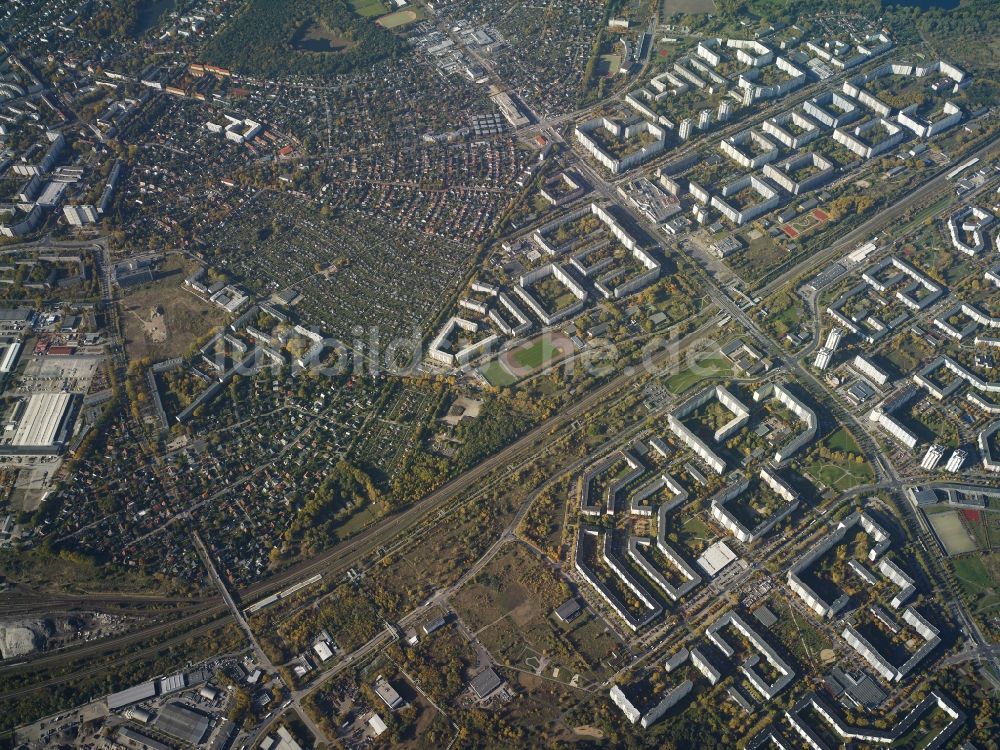 Luftaufnahme Berlin - Stadtansicht vom Innenstadtbereich an der Neubausiedlung am S-Bahnhof Berlin-Hohenschönhausen in Berlin