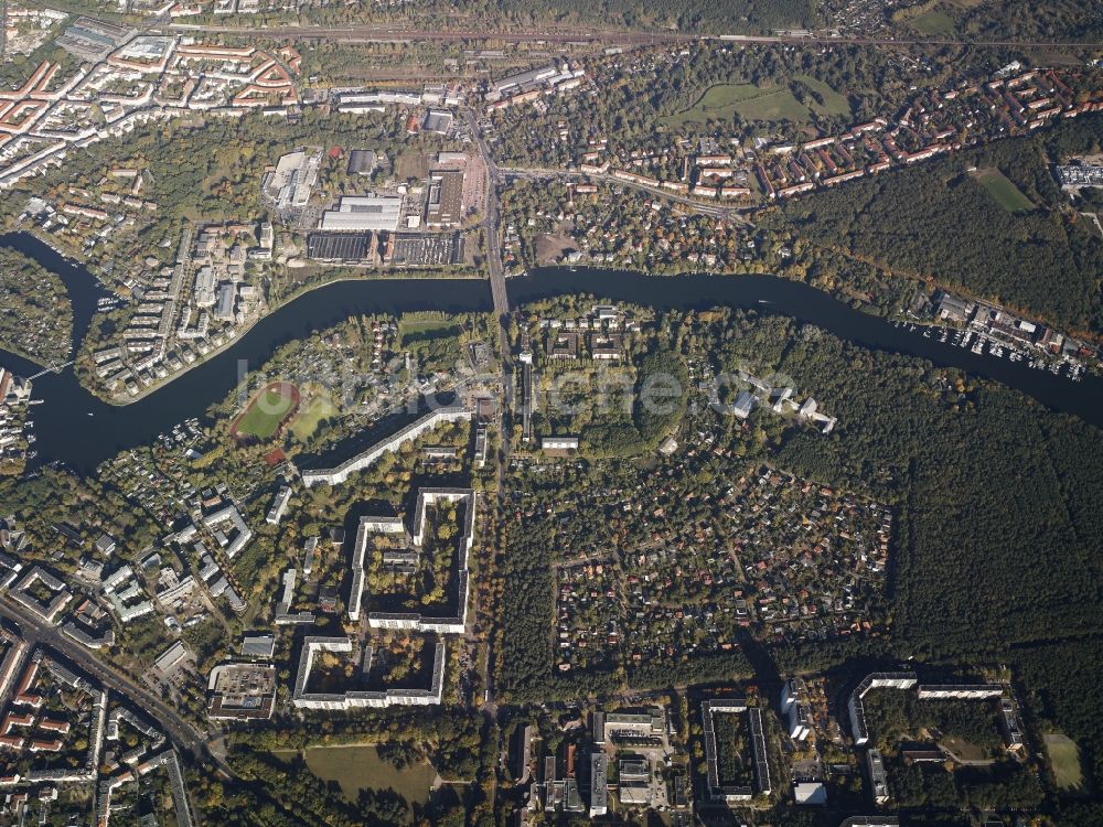 Berlin aus der Vogelperspektive: Stadtansicht vom Innenstadtbereich am Neuenhagener Mühlenfließ an der Müggelspree in Berlin