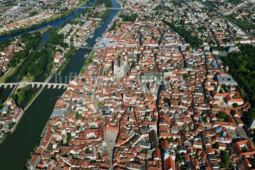 Luftbild Regensburg - Stadtansicht vom Innenstadtbereich am Neupfarrplatz in Regensburg im Bundesland Bayern, Deutschland