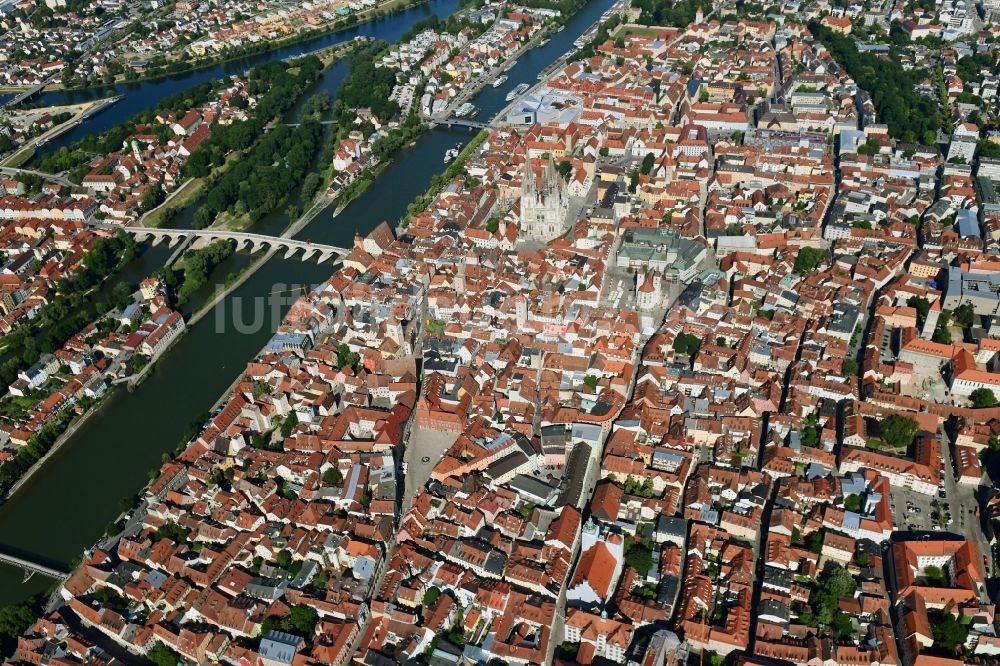 Luftaufnahme Regensburg - Stadtansicht vom Innenstadtbereich am Neupfarrplatz in Regensburg im Bundesland Bayern, Deutschland