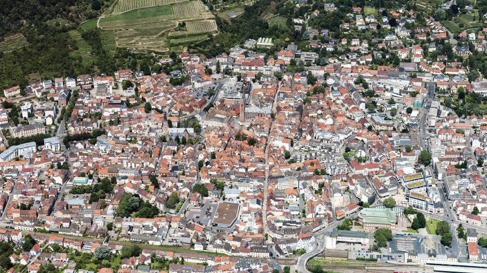 Neustadt an der Weinstraße aus der Vogelperspektive: Stadtansicht vom Innenstadtbereich in Neustadt an der Weinstraße im Bundesland Rheinland-Pfalz, Deutschland